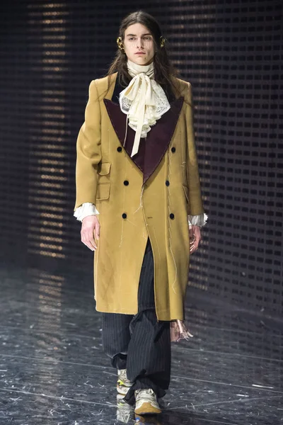 Look 10